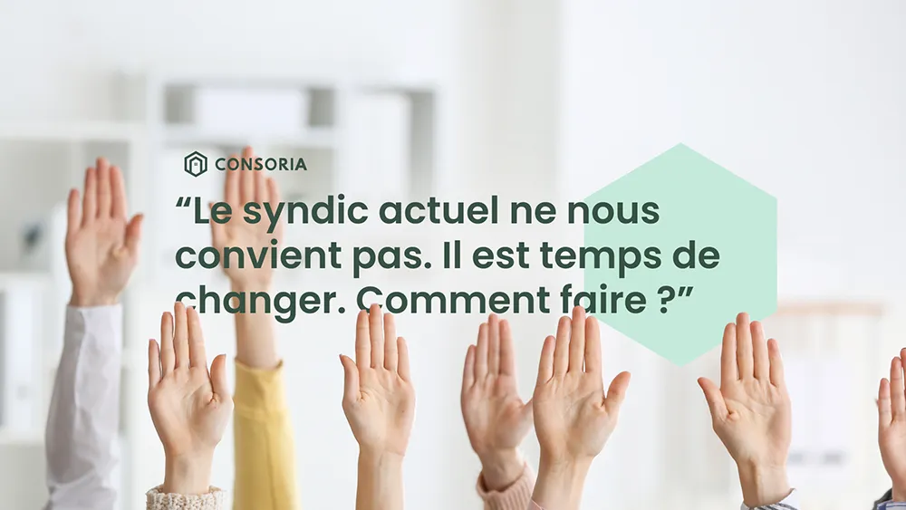 Mains levées de copropriétaires votant pour le changement du syndic de copropriété à l'assemblée générale