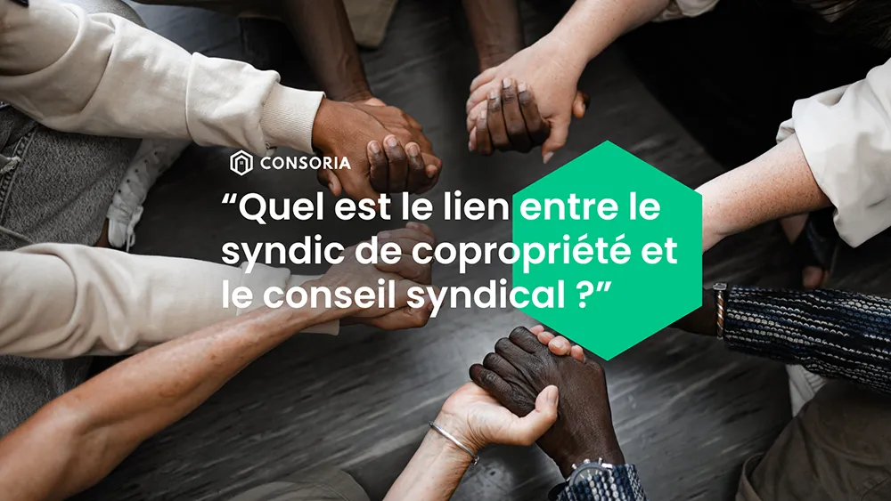 Mains des membres d'un conseil syndical serrant celles des gestionnaires du syndic de copropriété de leur immeuble pour sceller leur collaboration