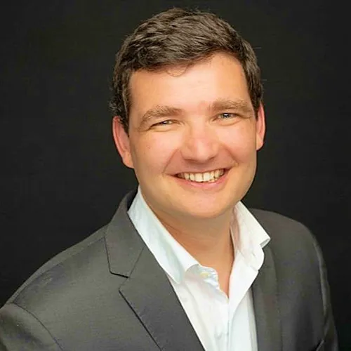 Portrait de Florent Panhard directeur associé du syndic de copropriété CONSORIA à Versailles