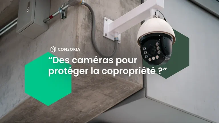 Photo d'une caméra de surveillance installée dans les parties communes d'un immeuble en copropriété