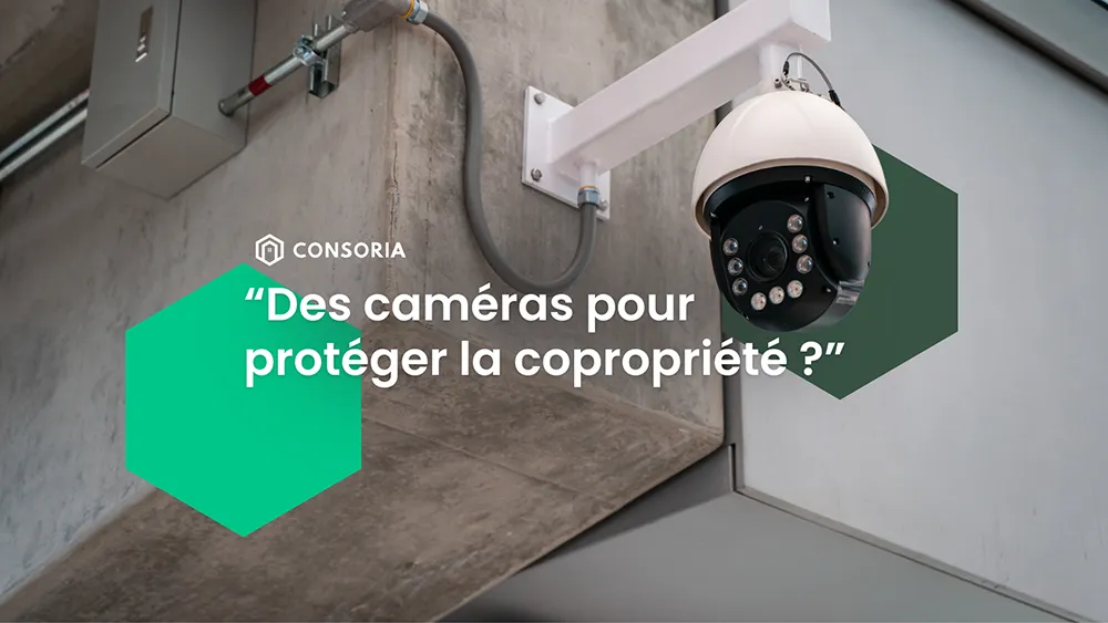 Photo d'une caméra de surveillance installée dans les parties communes d'un immeuble en copropriété