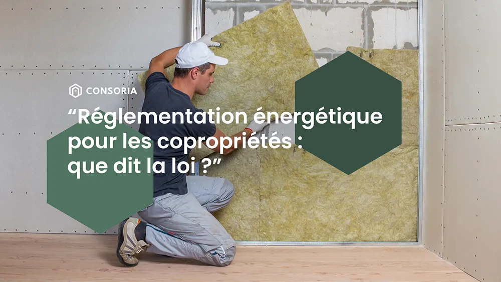 Photo d'un artisan réalisant des travaux d'isolation dans un immeuble dans le cadre du plan pluriannuel de travaux suite à la réalisation du DPE collectif