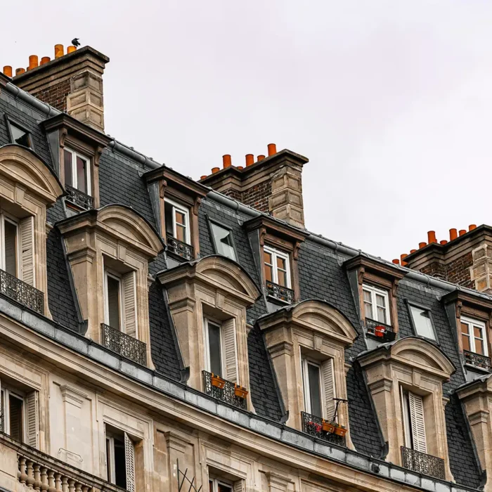 Photo de la façade d'un immeuble typique de l'Ouest parisien, où intervient le syndic de copropriété CONSORIA